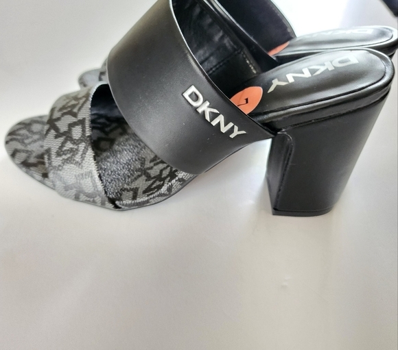 Dkny Size 7 Sandals  Hazel  Logo Print NWOB - Picture 2 of 6